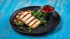 Halloumi la grătar cu dulceață de ardei iute